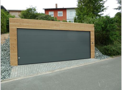 Design-Line Granite er udført i en attraktiv skifergrå farve og har en ekstraordinær satin finish. Det giver garageporten et moderne udseende, i perfekt overensstemmelse med de nyeste trends og arkitektoniske stilarter. Nuance svarer til RAL7043/DB703.